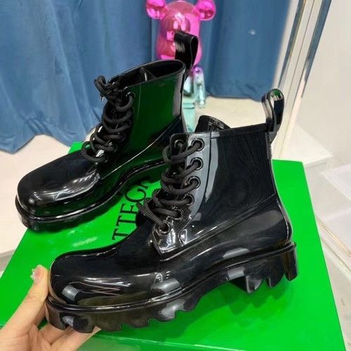 Shiny rubber boots hotsell