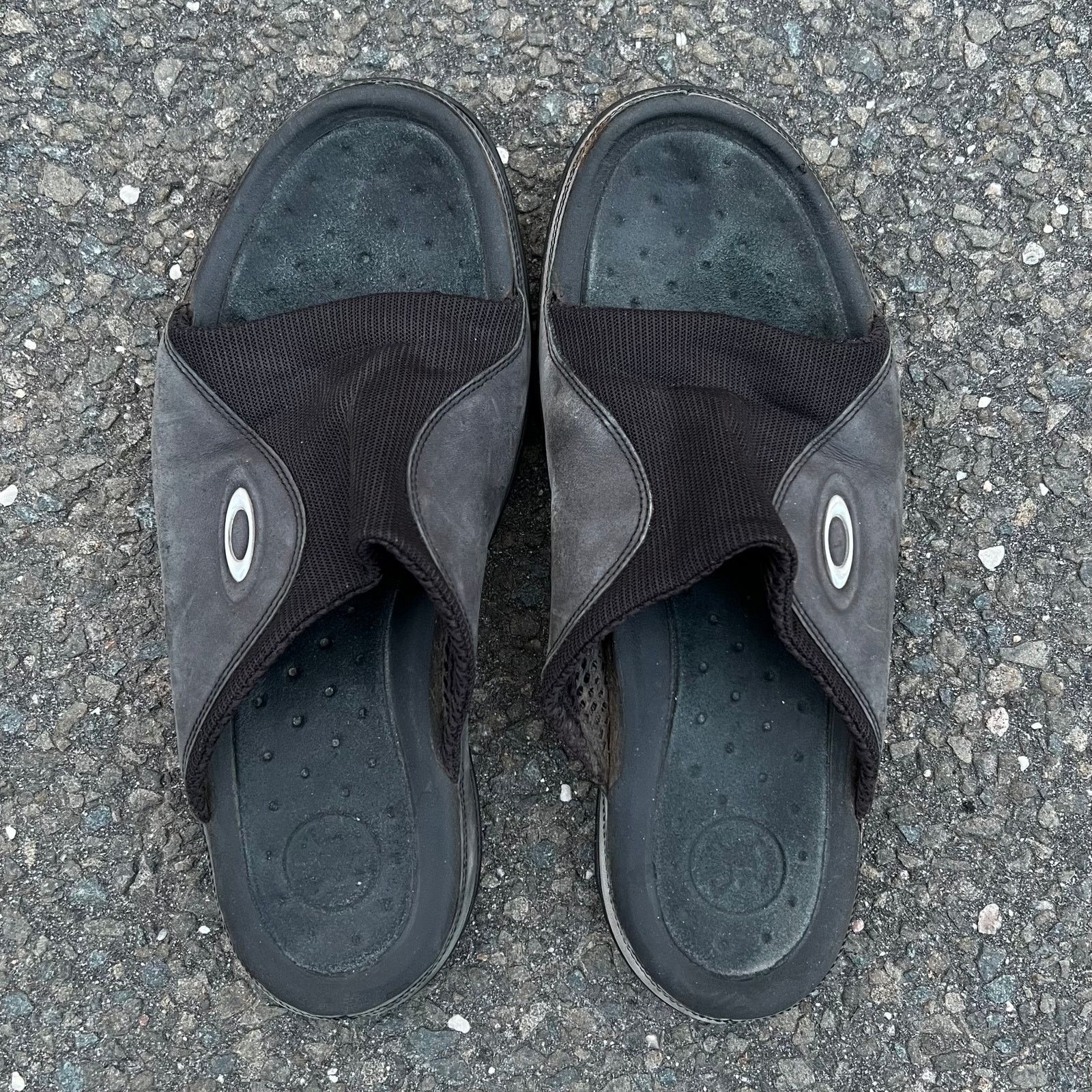 Oakley smoke sandals deals